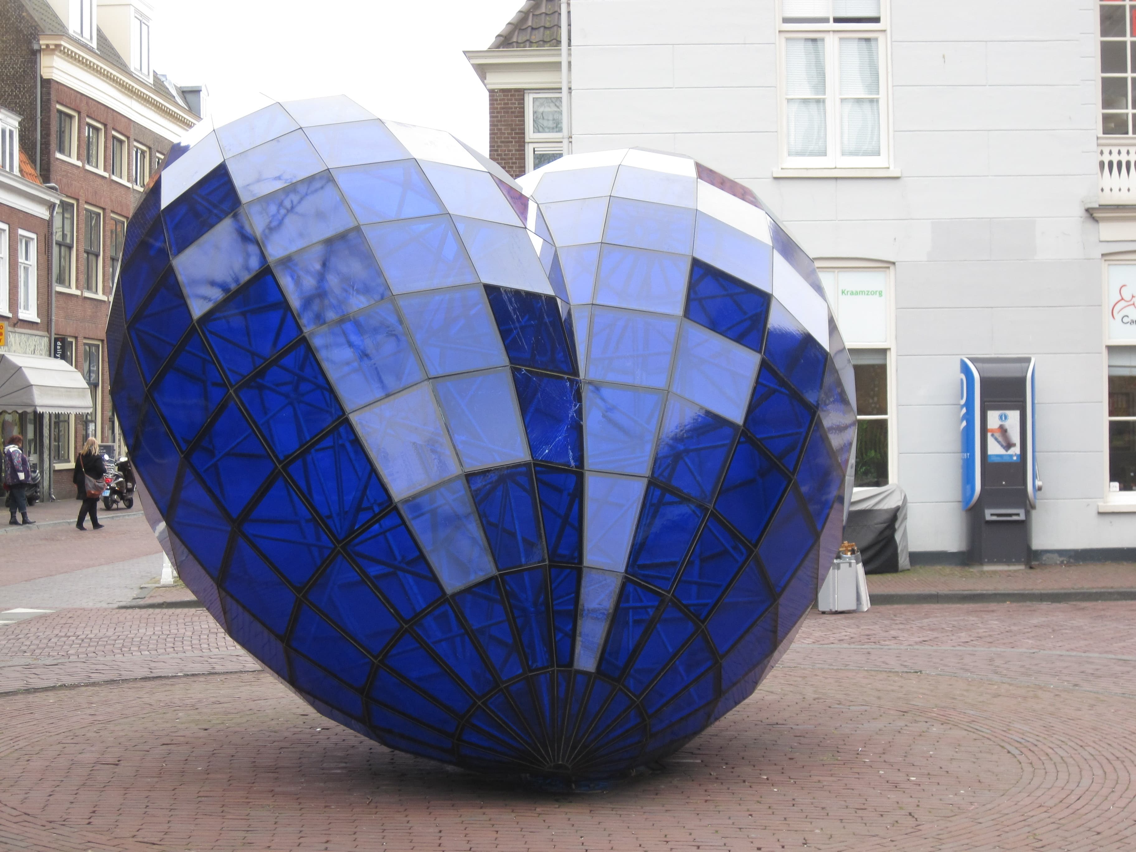 Lokale winkel met blauwe luifel