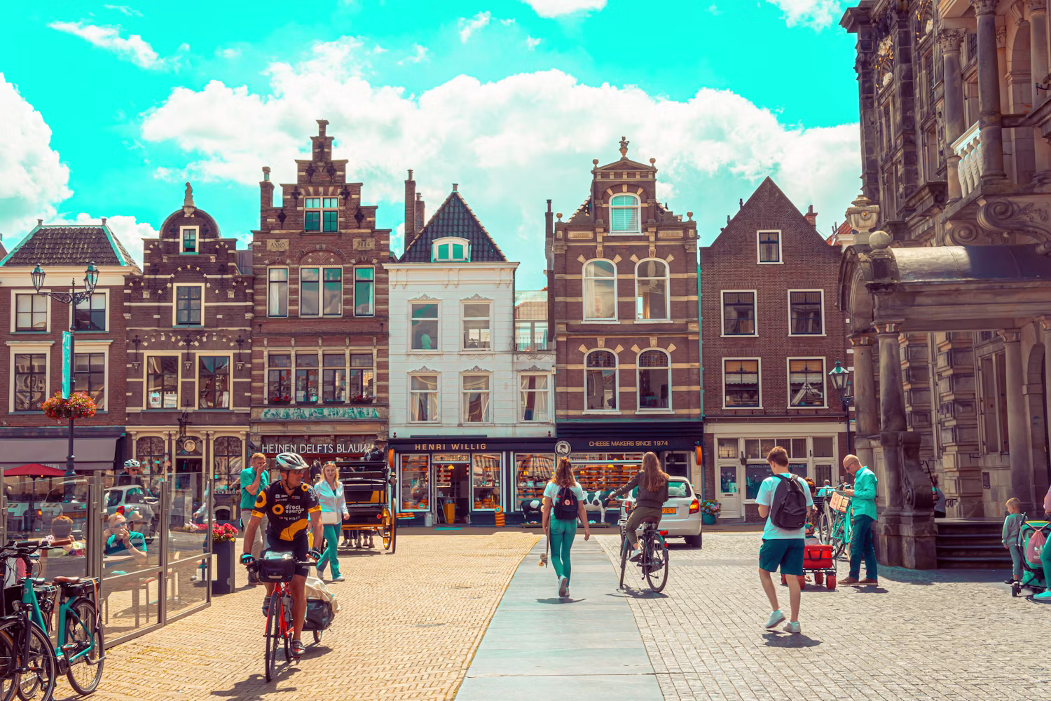 Historische gevels en winkelstraat in de binnenstad van Delft